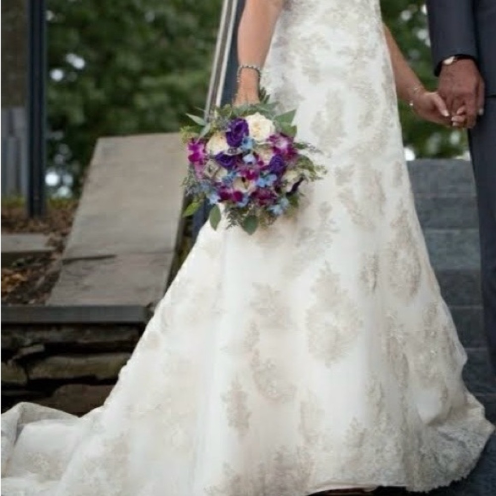 Elegant White Floral Lace Wedding Dress
